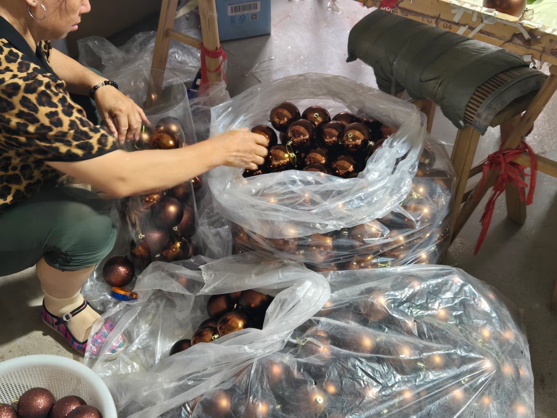 Christmas ornament finish and coating quality control inspection before inner pack