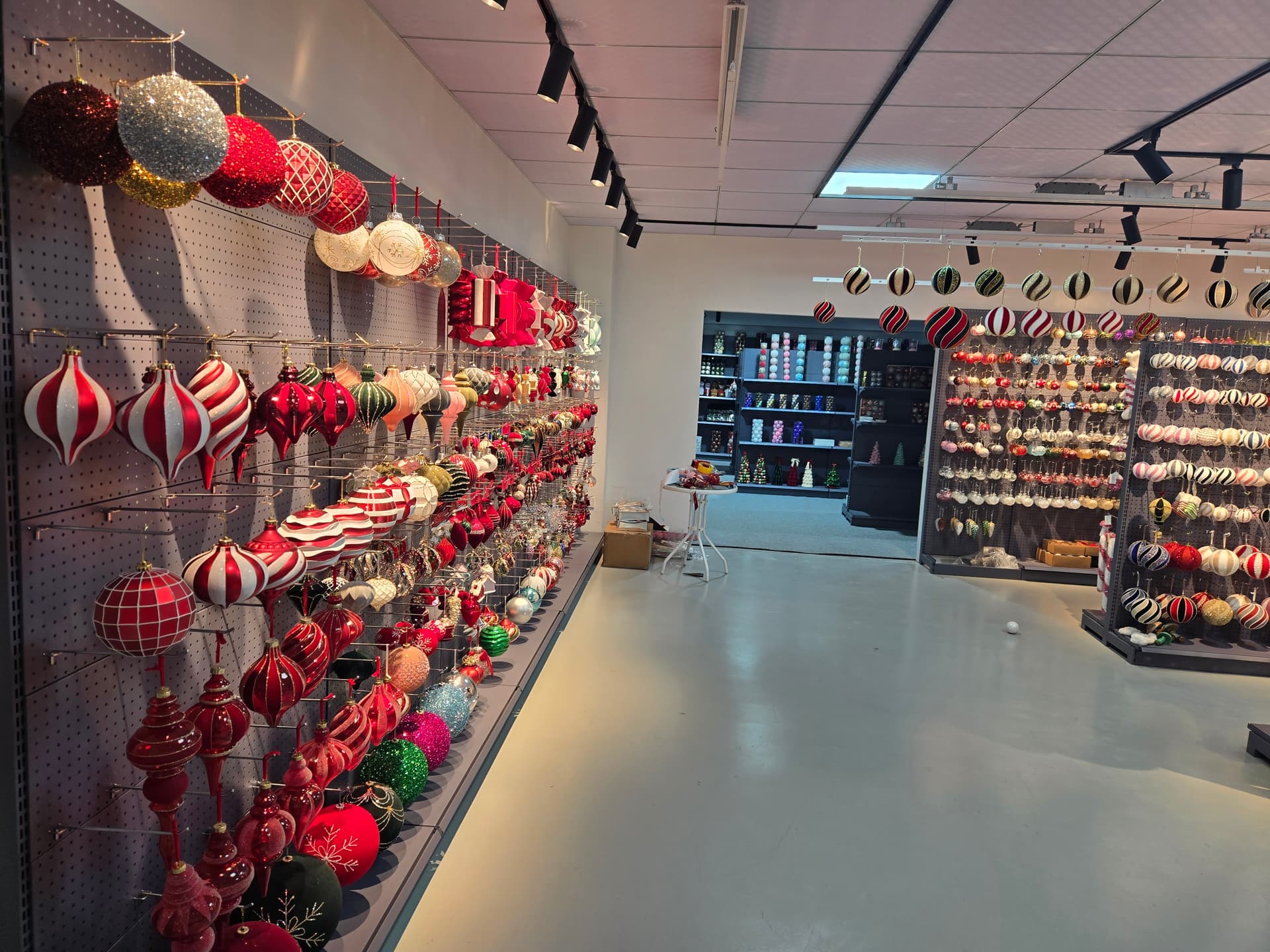 Christmas ornament factory showroom with wholesale display programs for US and EU buyers
