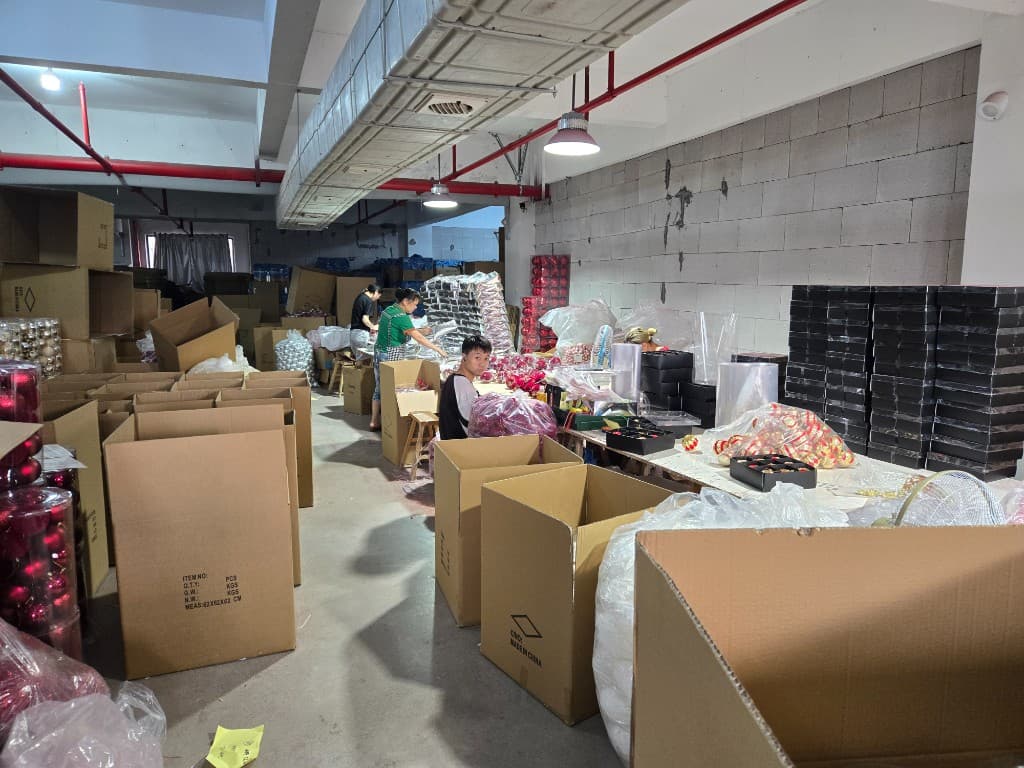 Christmas ornament export warehouse staging for OEM case study programs — Christmas ornament manufacturer and Christmas ornaments wholesale production at Shuanglin Crafts factory in China