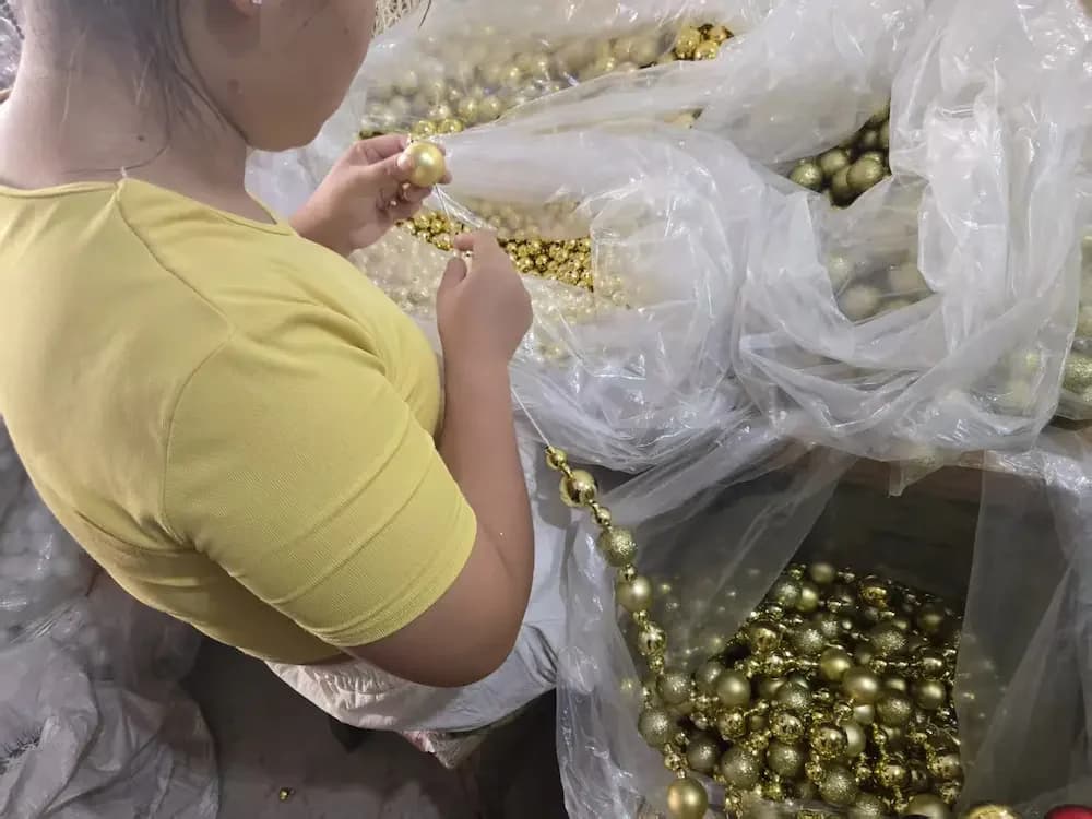 Christmas ornament electroplating in the manufacturing process for caps and metallic finish families