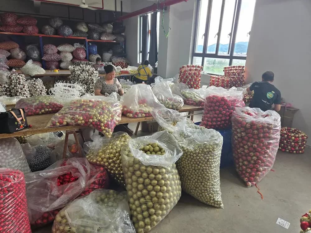 Christmas ornament glitter process during the manufacturing process for premium finish families