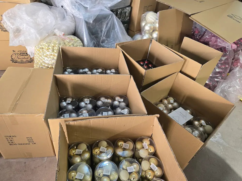 Choose a Christmas ornament manufacturer with partition inners and export master cartons on the packaging line