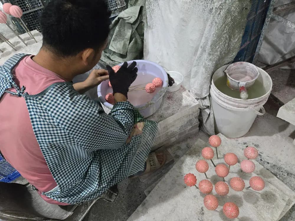 Choose a Christmas ornament manufacturer with quality control and finish inspection under controlled lighting