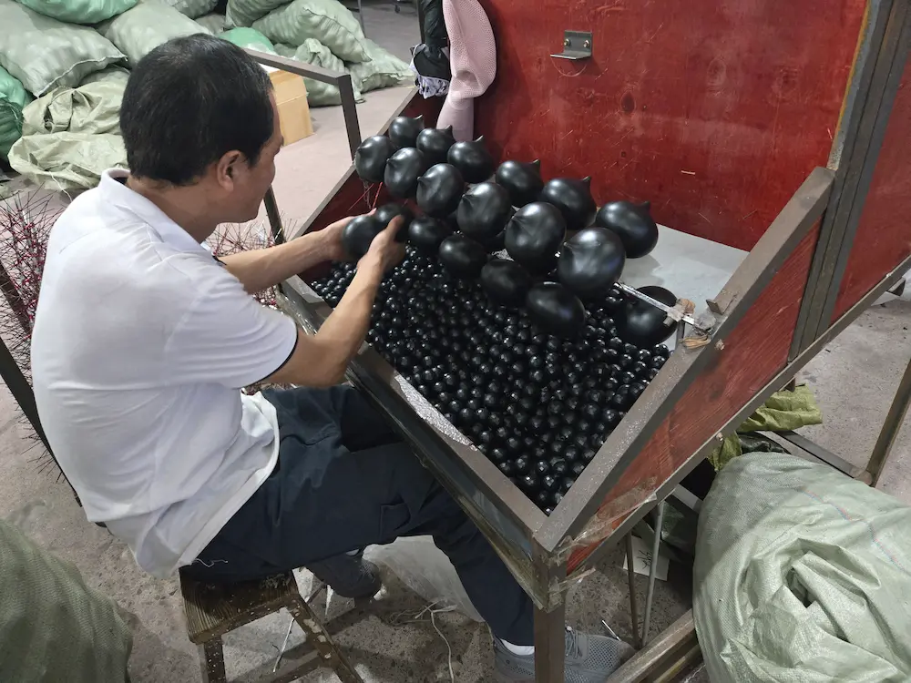 Choose a Christmas ornament manufacturer with large-scale coating and assembly capacity for brand programs