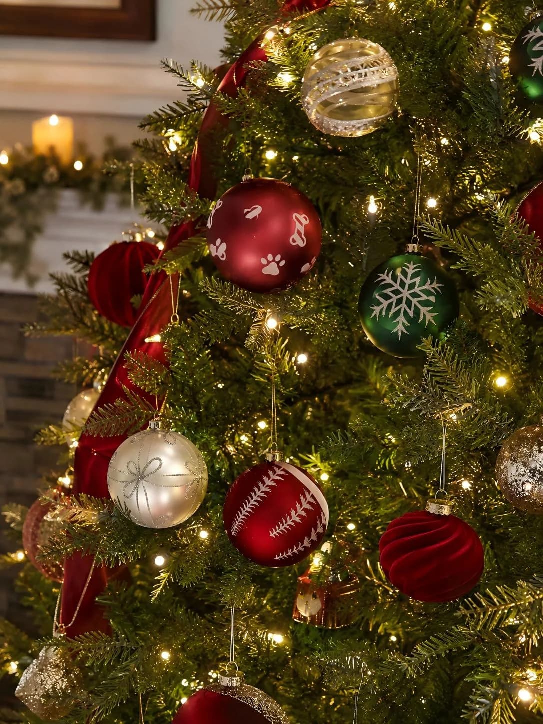 Christmas tree decoration ideas with glass and metallic Christmas tree ornaments for 2026 home decor