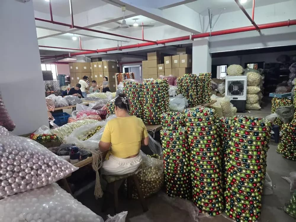 Fillable Christmas ball surface preparation and clarity polishing at a factory