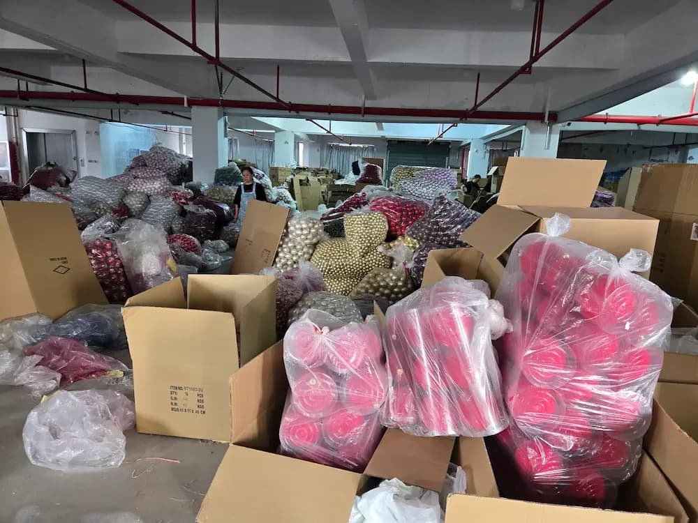 Export packaging for shatterproof Christmas ornaments with wholesale master cartons